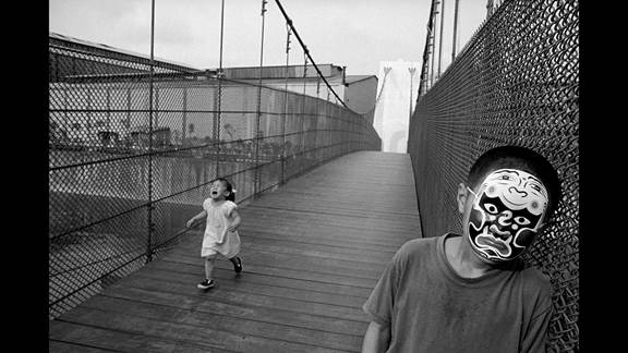 說明: Macintosh HD:Users:chendong:Desktop:張乾琦 工作坊:工作坊:官方作品:中文圖說:不存在的戰(zhàn)爭:6. 張乾琦，“不存在的戰(zhàn)爭”視頻截圖，2017.jpg