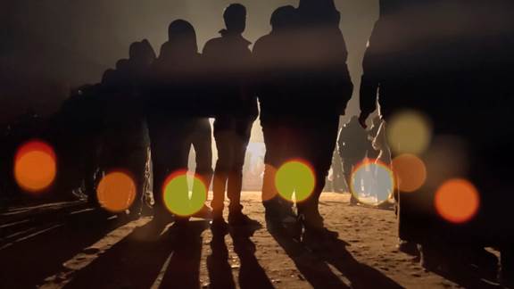 說明: Macintosh HD:Users:chendong:Desktop:張乾琦 工作坊:工作坊:官方作品:中文圖說:AZMA:5. 張乾琦，“AZMA”視頻截圖，2017 .jpg